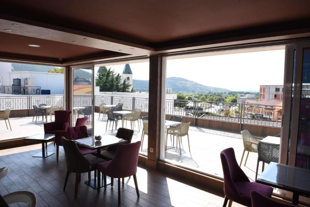 默主歌耶Villa Marija & Darko的餐厅设有带桌椅的阳台