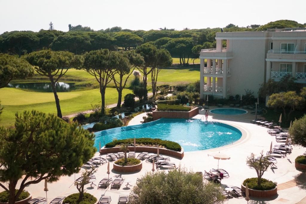 卡斯卡伊斯Onyria Quinta da Marinha Hotel的享有度假村游泳池的顶部景致