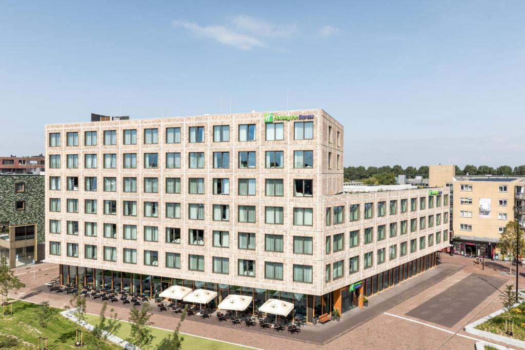 阿尔梅勒Holiday Inn Express - Almere, an IHG Hotel的享有大型白色建筑的顶部景色