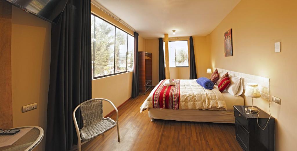 库斯科Hermoza House的一间卧室设有一张床和一个窗口