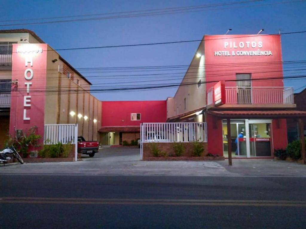 伊塔皮波卡Pousada Pilotos的一面有标志的红色建筑