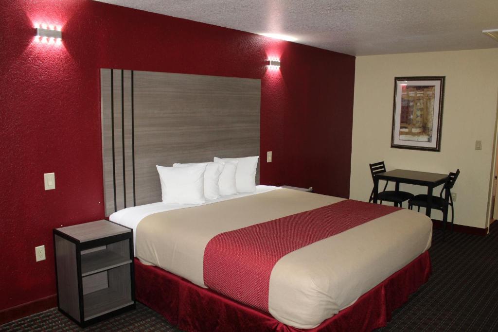 沃思堡苏格兰沃思堡汽车旅馆的酒店客房设有一张大床和一张书桌。