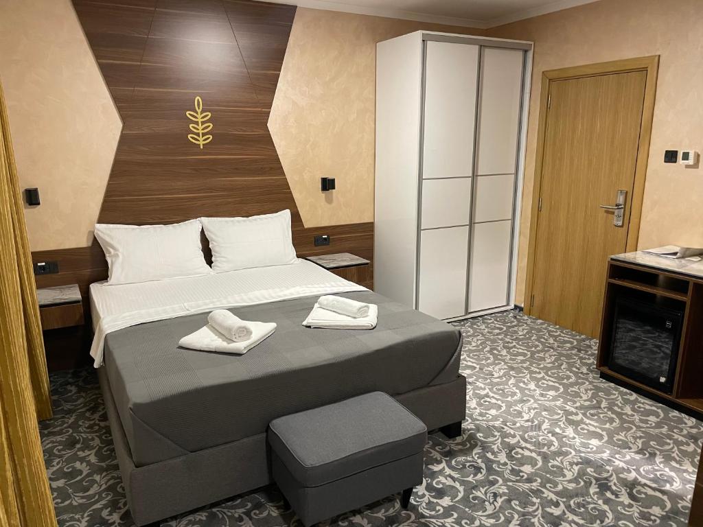 巴奇卡帕兰卡Grand Hotel&Restaurant的一间卧室配有一张床,上面有两条毛巾