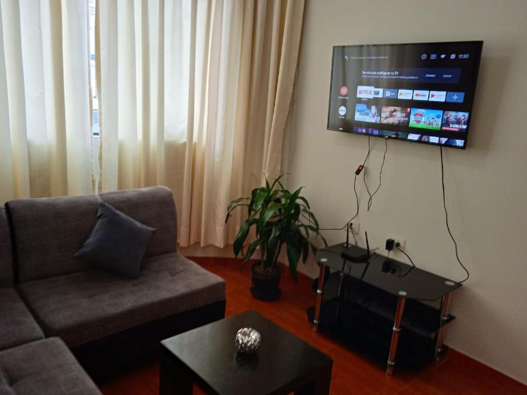 利马201 Departamento exclusivo en Chorrillos的带沙发和平面电视的客厅