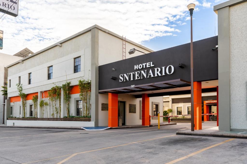 奇瓦瓦Hotel Sntenario的大楼前的酒店超级英雄标志