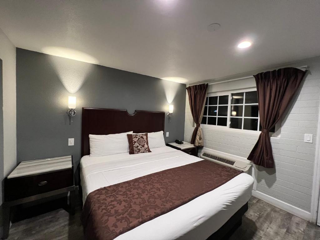 弗拉格斯塔夫瑞拉克斯宾馆的一间卧室设有一张大床和一个窗户。
