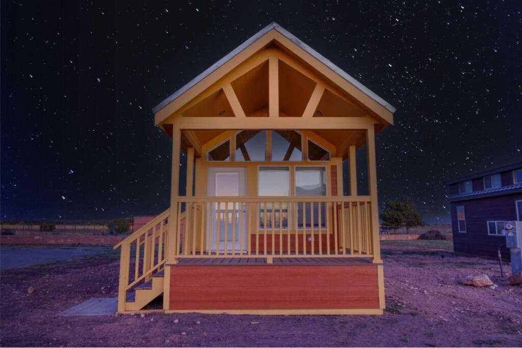 瓦莱076 Tiny Home nr Grand Canyon South Rim Sleeps 8的夜间院子里的小凉亭