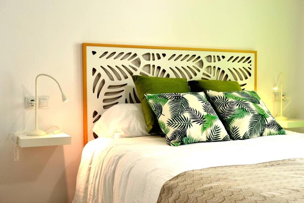 莫纳奇尔Monachil Apartamento La Vereda recién estrenado的一张带绿色和白色枕头的床