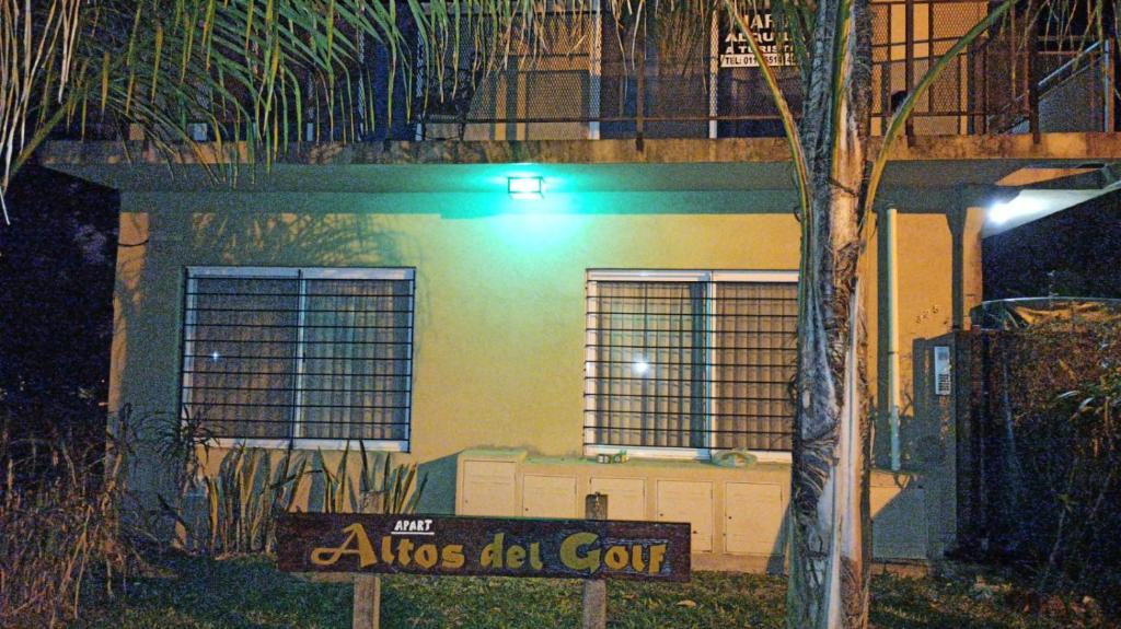 科隆Apart Altos del Golf的夜间房子前面的标志