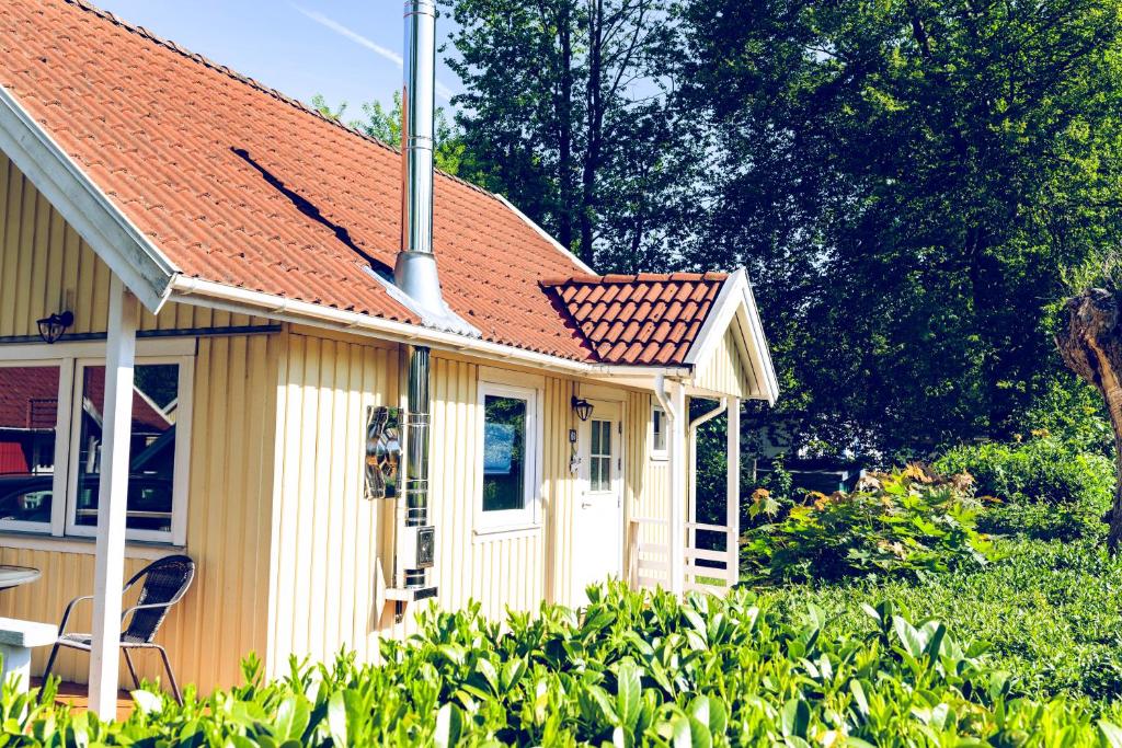 博尔滕哈根Regenbogen Boltenhagen的红色屋顶的黄色小房子