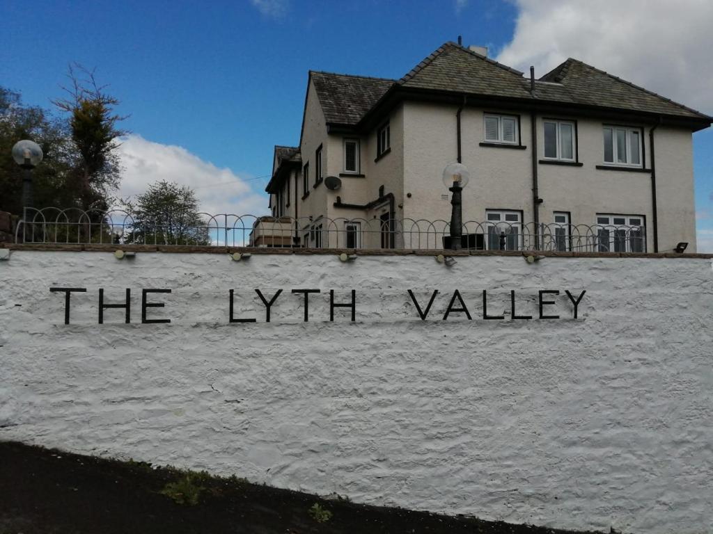 肯德尔Lyth Valley Country House的一座有标志的房屋,上面有读常春藤山谷的标志