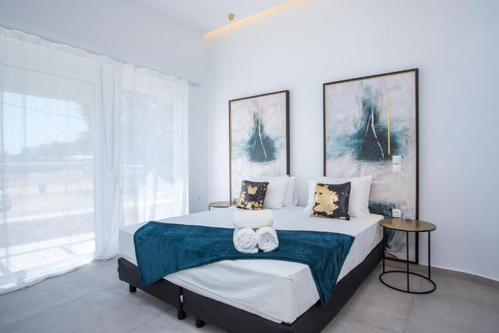 法里拉基Marini Seaside的一间卧室配有一张大床和两个枕头