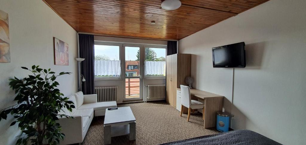 布拉格M-Tourist的客厅配有电视、沙发和桌子