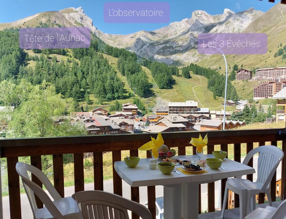 拉富La Foux d'Allos IDEAL 4 personnes的山景阳台上的桌椅