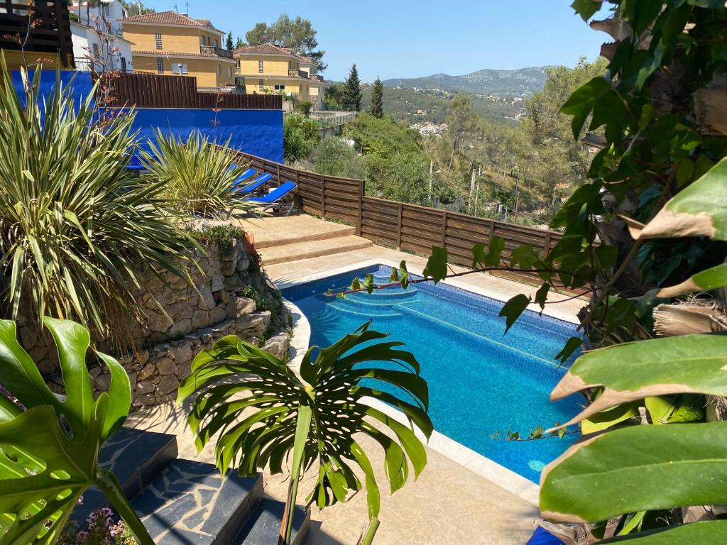 奥利维拉Villa Charma with private pool and Air conditioning close to sitges in peaceful location的房屋中间的游泳池