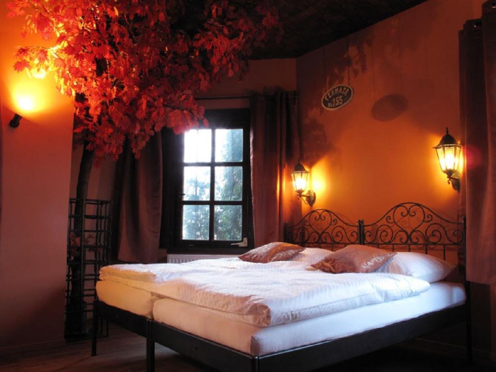 俄斯特拉发Penzion Fermata的一间卧室设有一张大床和窗户