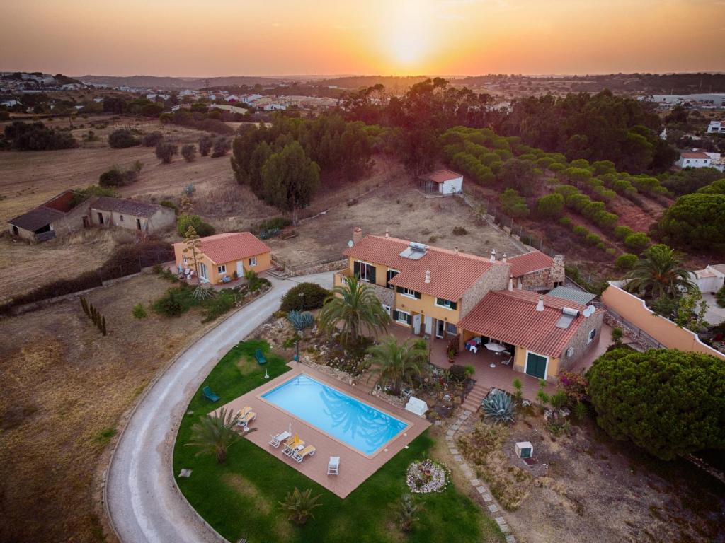 拉戈斯Villa Lucy的享有带游泳池的房屋的空中景致