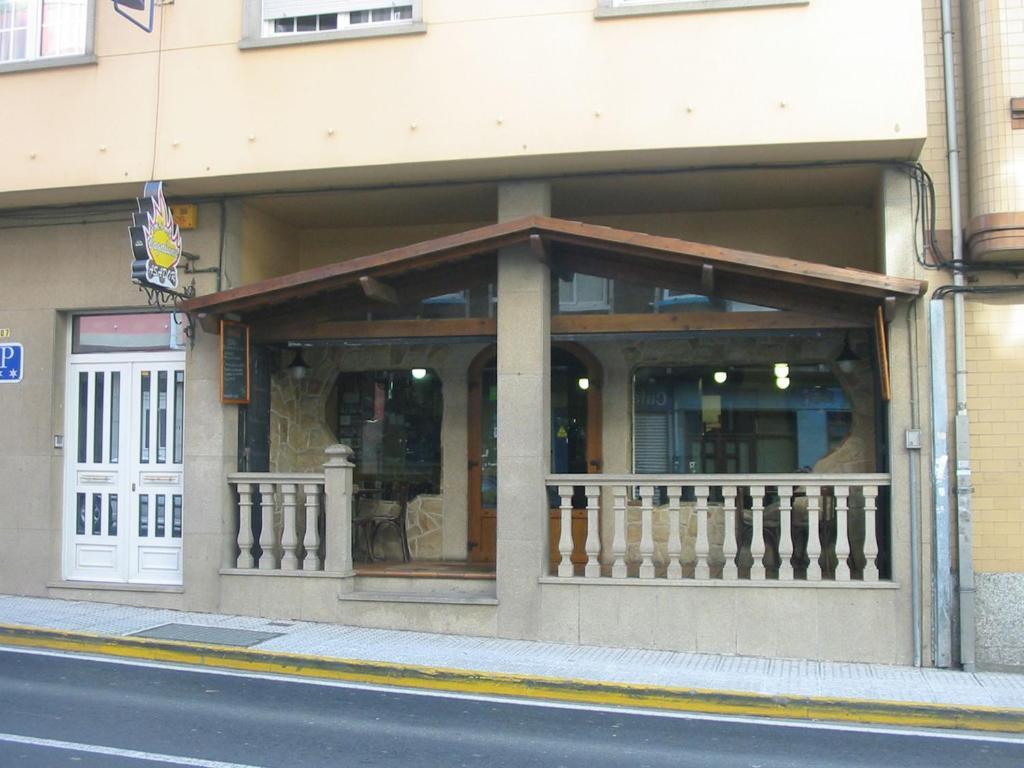博伊罗萤火虫旅馆的带阳台的建筑前的商店