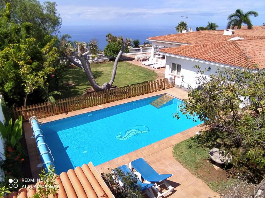 圣乌尔苏拉Villa Dragos的房屋前游泳池的图像