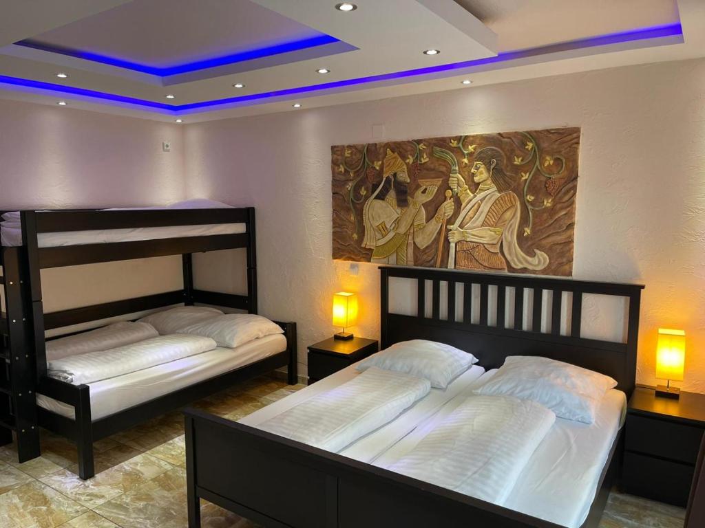 灵斯海姆Hotel Babylon am Europa-Park的墙上画画的房间里设有两张床
