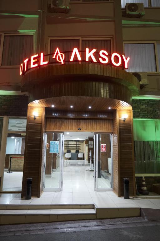 阿达纳Aksoy Otel的建筑物入口,上面有标志