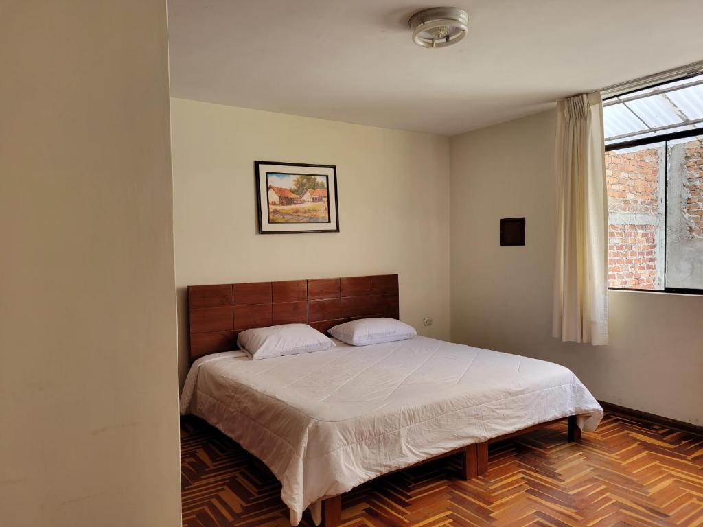 卡哈马卡Departamento Los Sauces的一间卧室设有一张床和一个窗口