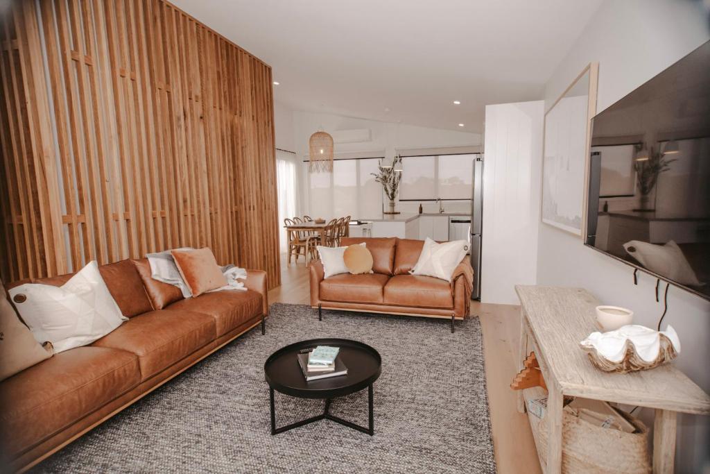 坎贝尔港Ocean Oasis Port Campbell的客厅配有沙发和桌子
