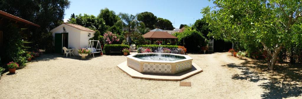 圣卡特琳娜迪纳德Residenza Villa I Nidi的庭院中间带喷泉的花园