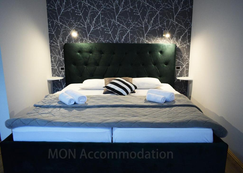 尼什MON Accommodation free parking的一间卧室配有一张带绿色床头板的床