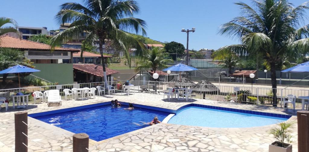 圣佩德罗-达阿尔德亚Residencial Marina Club的和度假村内的人一起使用的游泳池
