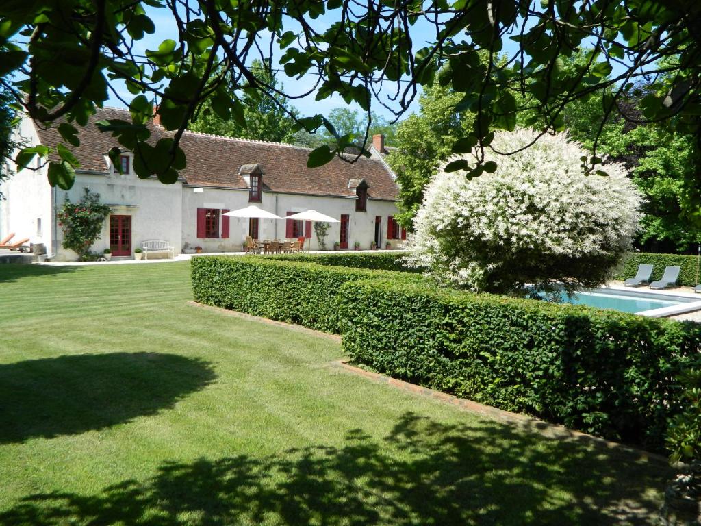 Villedieu-sur-IndreLe Bout Du Monde的一座带花园和游泳池的房子