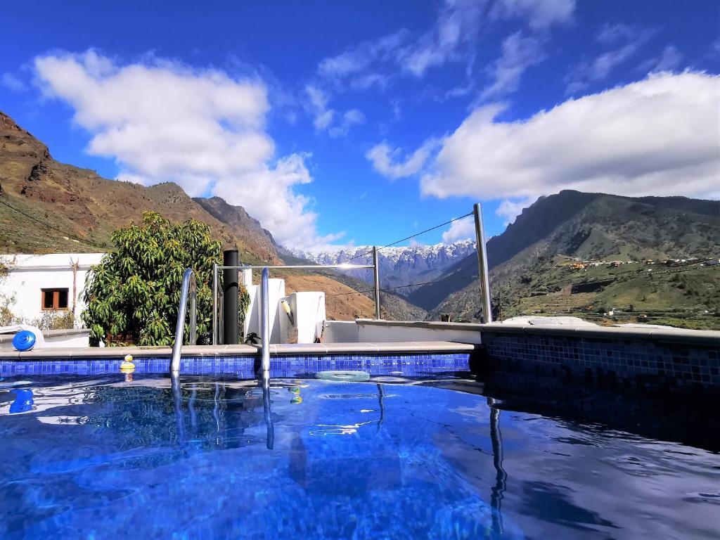 蒂哈拉费Casa Vista Caldera的一座山地游泳池