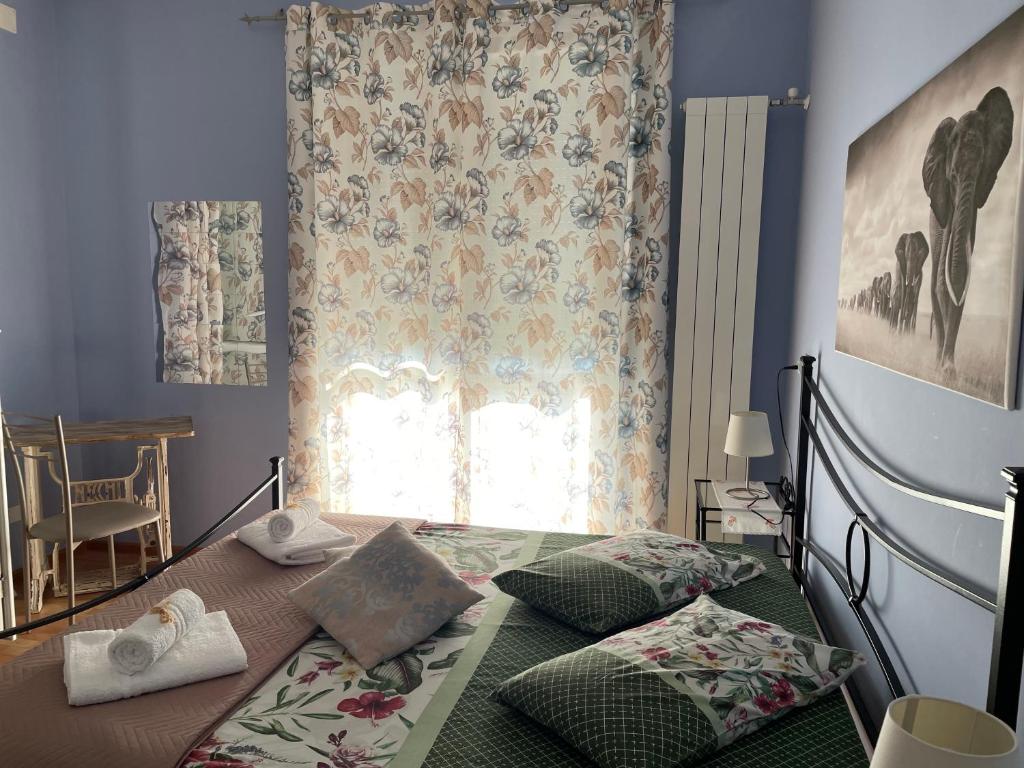 菲纳莱利古雷Appartamento Libeccio的卧室配有带枕头的床铺和窗户。