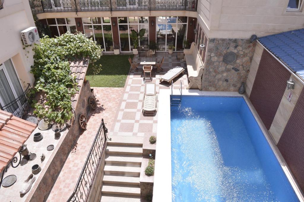 巴库东方传奇酒店的享有大楼游泳池的顶部景致