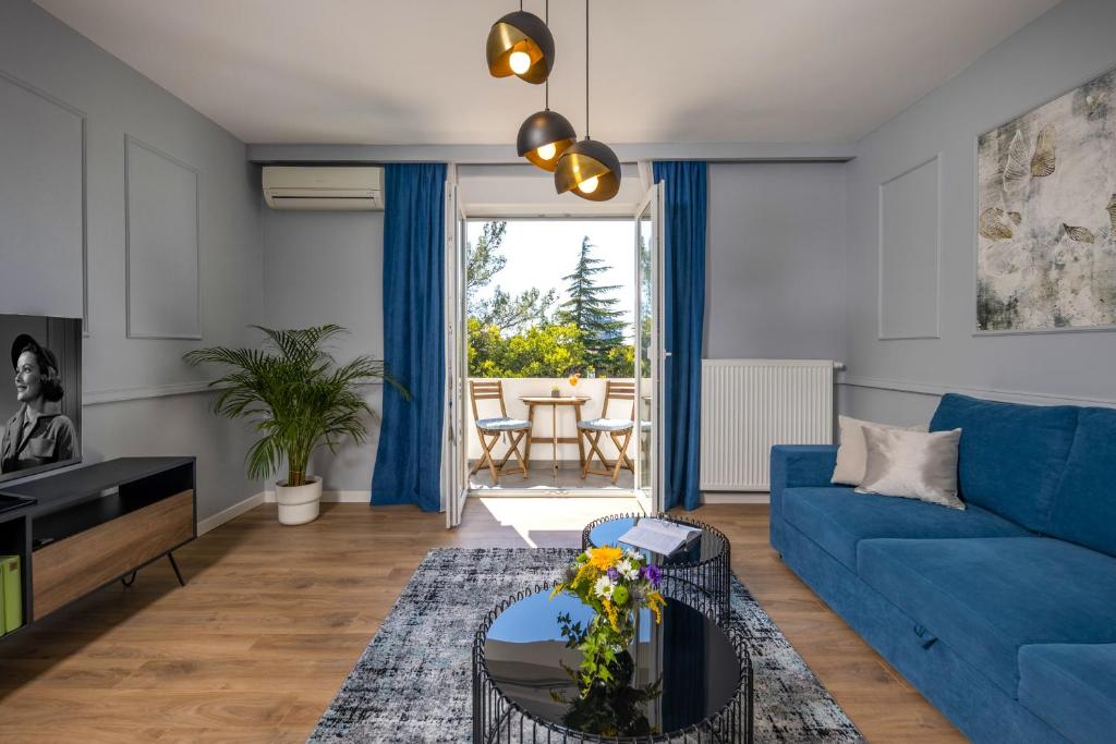 里耶卡Blue Allure Apartment的客厅配有蓝色的沙发和桌子