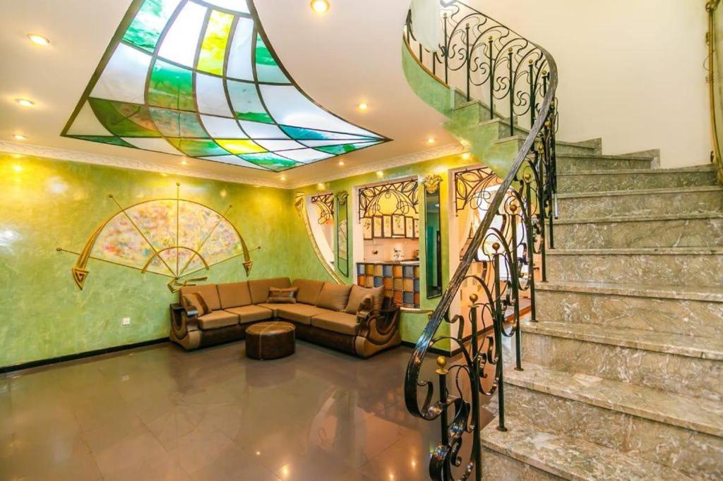 巴库Baku Nizami Street Triplex 4 bedroom的带沙发和彩色玻璃窗的客厅
