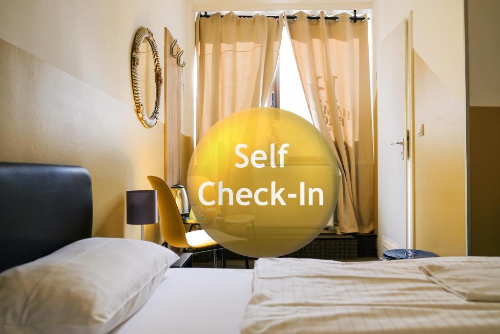 汉堡哈默布鲁克旅舍的配有一张床和自助入住标志的客房
