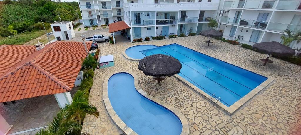 雅克南apartamento em jacumã- residencial granito x jasmim的大楼旁游泳池的顶部景色