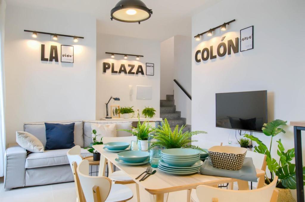 巴罗斯自由镇La Plaza-Colón的客厅配有桌椅和沙发