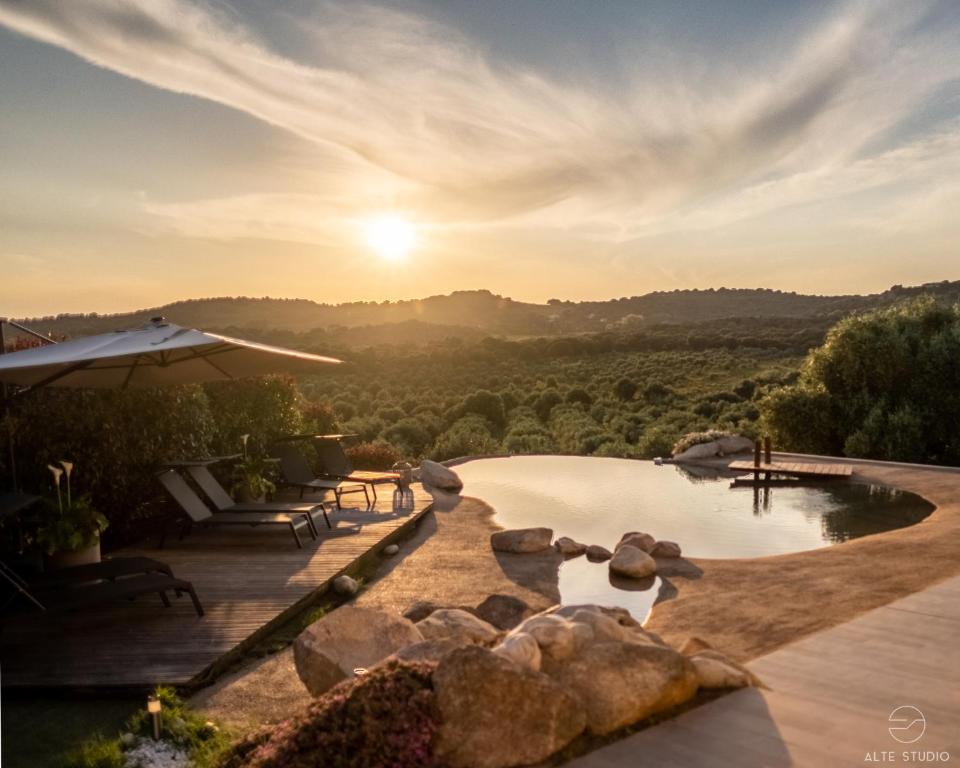 卡尔热斯Casa Lagone - Villa avec Piscine et Superbe Vue的一座享有日落美景的游泳池