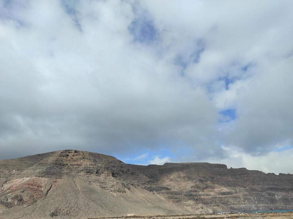 奥尔索拉Mirador del Risco的沙漠中的山,天空阴云