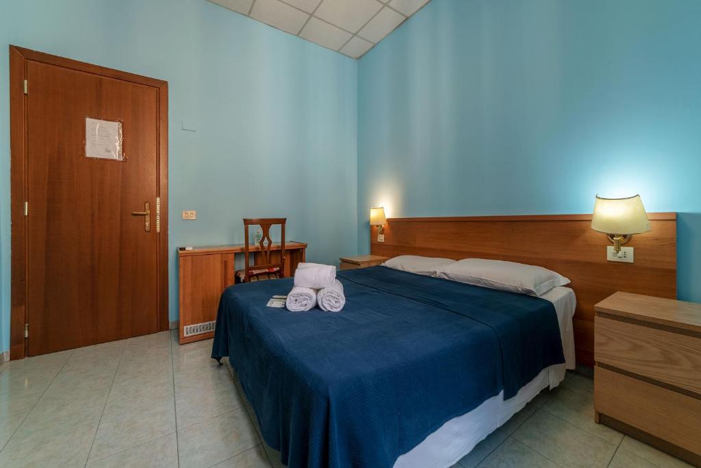 罗马Hotel Beauty Palace - Vertex Group的一间卧室配有一张床,上面有两条毛巾