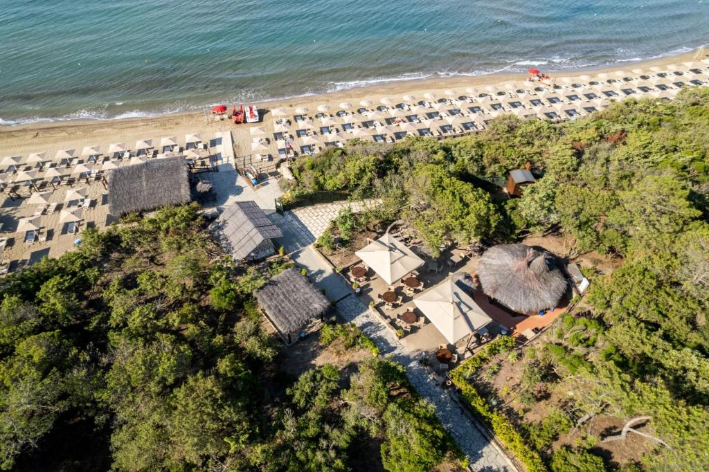 卡斯蒂里昂纳·德拉佩Roccamare Resort - Casa di Ponente的享有海滩空中景致,设有大楼