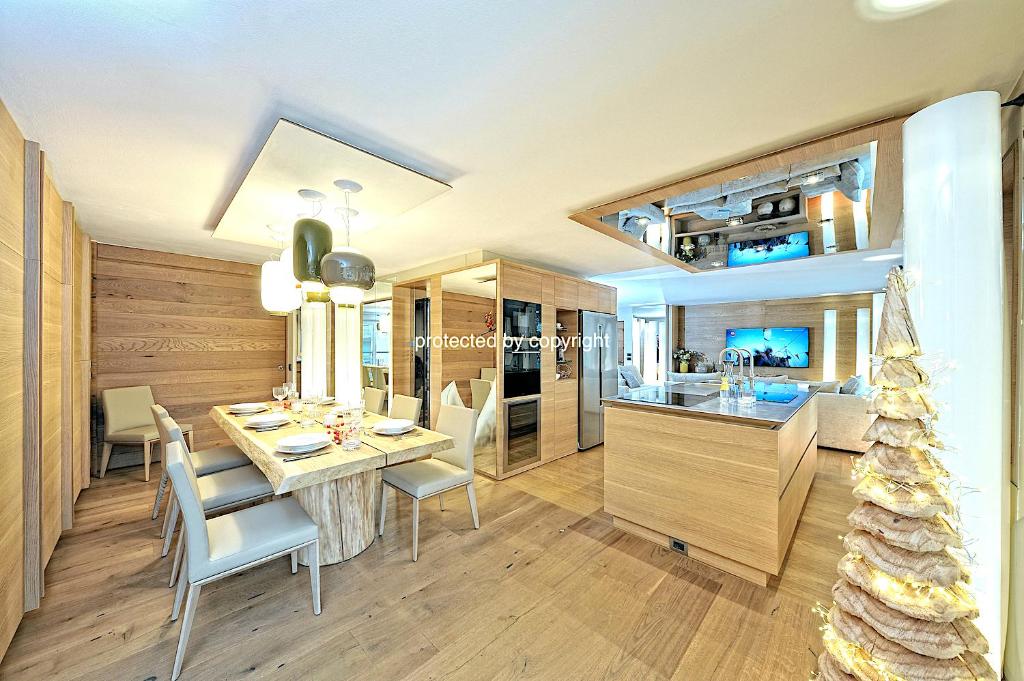 摩德纳迪-坎皮格里奥Campiglio Luxury Apartment with SPA的厨房以及带桌椅的用餐室。