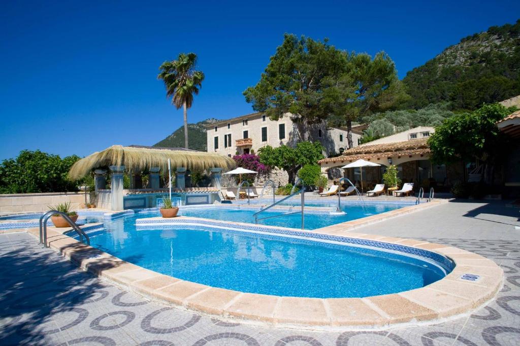 坎帕内特Monnaber Nou Finca Hotel & Spa的度假村内的大型游泳池