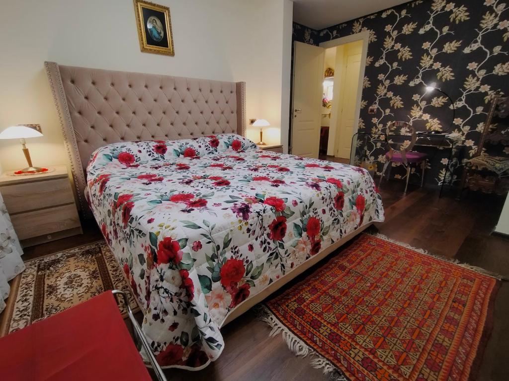 维罗纳Verona City San Zeno Apartment的一间卧室配有一张带花卉床罩的床