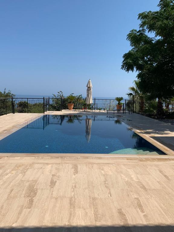 凯里尼亚Spectacular views from this villa in Lapta的海景游泳池
