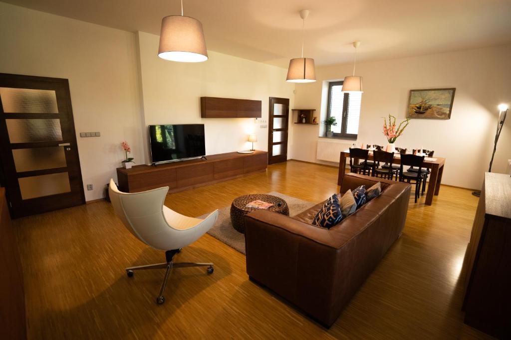 布尔诺Black Field Apartment的客厅配有沙发和椅子