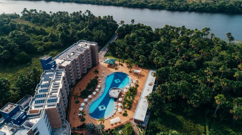 巴雷里尼亚斯Grand Lençóis Flat的享有带游泳池的度假村的空中景致