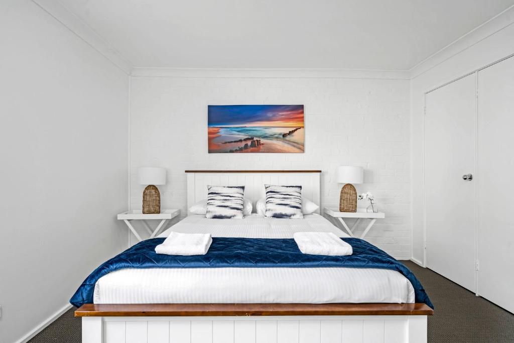 赫斯基森Husky 56 Beachfront Villa's的白色卧室配有一张带两个枕头的大床